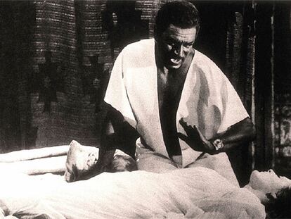 Laurence Olivier, en una escena de <i>Othello</i>.