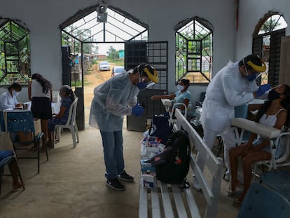 Trabajadores de la salud realizan pruebas de coronavirus en una comunidad indígena de Manaos, en el Amazonas, el 7 de enero.
