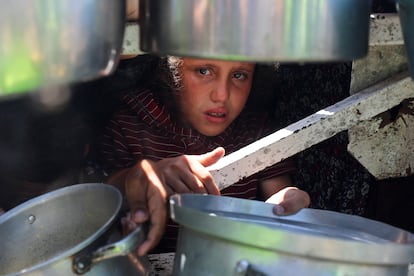 Uma menina aguarda distribuição de comida na Cidade de Gaza.