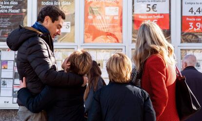 El candidato a la presidencia de la Junta de Andalucía por el PP, Juanma Moreno, ha acudido con su familia a un cine de la capital andaluza para ver una película navideña, durante la jornada de reflexión, el 1 de diciembre de 2018.