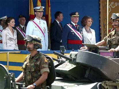 Los Reyes de España y los Príncipes de Asturias presiden el desfile militar celebrado en Sevilla con motivo del Día de Las Fuerzas Armadas.