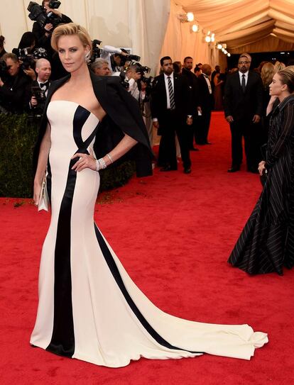 Blanco y negro y firmado por Dior, así era el vestido que vistió Charlize Theron.