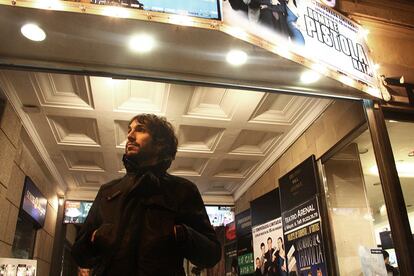 César Goca se lanzó a la calle junto al resto de su compañía de teatro para captar, uno por uno, al público de la siguiente función de su obra Mi Lucha. Todos los miembros vestian camisetas en las que se podía leer Yo soy uno de los actores o Yo soy el director ofrecían entradas a todo aquel que aceptase la invitación. En la foto, Goca a la salida del teatro Arenal de Madrid, donde se representó el espectáculo.