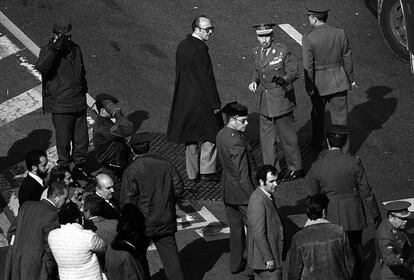 Alfonso Armada abandona el Congreso de los Diputados tras el intento de golpe de Estado del 23 de febrero de 1981.