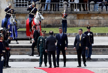 El propósito de la visita del mandatario español a Colombia es el de trasladar al presidente Gustavo Petro su pleno respaldo a las políticas que prevé impulsar y al intento de lograr la paz definitiva en el país. En la imagen, Petro saluda a Sánchez en la Plaza de Armas de la Casa de Nariño, en Bogotá, el 24 de agosto de 2022.
