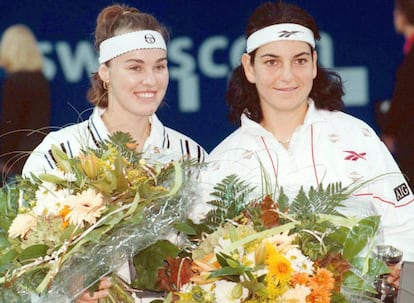 Martina Hingis (i) de Suiza y Arantxa Sánchez Vicario, sonríen después de ganar la final de dobles contra Larisa Neiland de Letonia y Helena Sukova de la República Checa en los campeonatos europeos de tenis en Kloten (Suiza), el 19 de octubre de 1997.