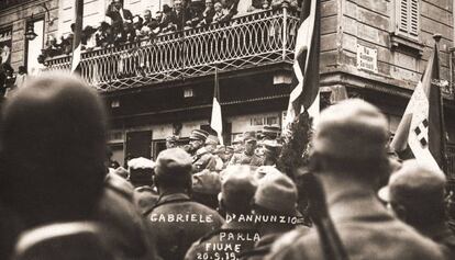 Gabriele D'Annunzio se dirige a los ciudadanos de Fiume en 1919.
