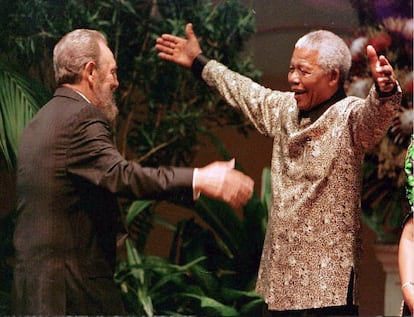 Nelson Mandela saúda efusivamente Fidel Castro, que devolve o gesto, no início da cúpula do Movimento dos Países Não-Alinhados, em Durban, África do Sul, em 1998.