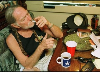 Willie Nelson fumando un cigarro de marihuana.