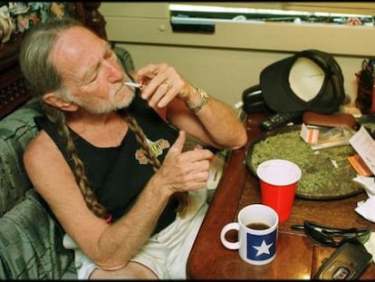 Willie Nelson fumando un cigarro de marihuana.