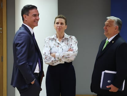El presidente del Gobierno español, Pedro Sánchez, junto a los primeros ministros de Hungría, Viktor Orbán, y Dinamarca, Mette Frederiksen, este viernes en la cumbre en Bruselas.