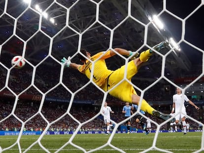 Cavani marca su segundo gol ante Portugal.