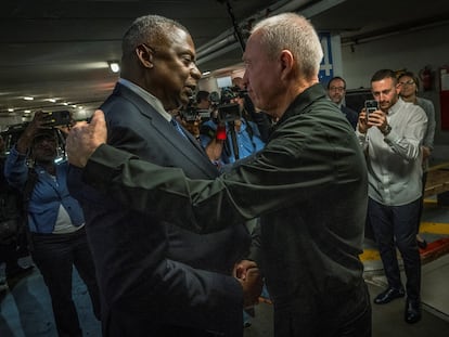 El secretario de Defensa estadounidense, Lloyd Austin, es recibido por el ministro de Defensa israelí, Yoav Gallant, a su llegada a Tel Aviv, el 13 de octubre de 2023.