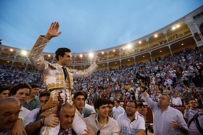 Tomás Rufo -en la imagen, a hombros por la Puerta Grande de Las Ventas-, toreará este 2023 en la feria de La Magdalena de Castellón.