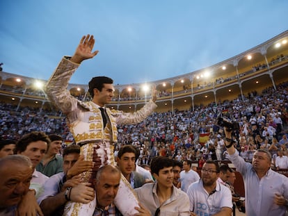 Tomás Rufo, a hombros por la Puerta Grande de Las Ventas.