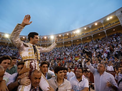 Tomás Rufo -en la imagen, a hombros por la Puerta Grande de Las Ventas-, toreará este 2023 en la feria de La Magdalena de Castellón.