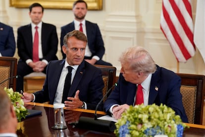 El presidente francés, Emmanuel Macron (a la izquierda), conversa con el estadounidense, Donald Trump. 