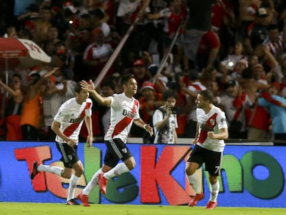 Gonzalo Mart&iacute;nez celebra su gol de penal ante Boca por la Supercopa.