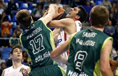 Shermadini lucha por el bal&oacute;n con Fran Vazquez 