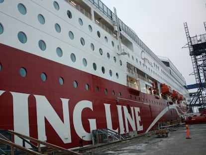 El crucero ecológico Viking Grace en el puerto de Turku (Finlandia).