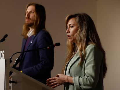 Los portavoces de Podemos, María Teresa Pérez y Pablo Fernández, este lunes en una conferencia de prensa.