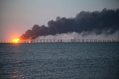 Daños en el puente sobre el estrecho de Kerch que une Crimea con Rusia, el 8 de octubre.