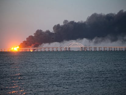 Daños en el puente sobre el estrecho de Kerch que une Crimea con Rusia, el 8 de octubre.