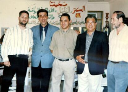 José Antonio Bernal, en el centro, posa junto a unos amigos en Bagdad.
