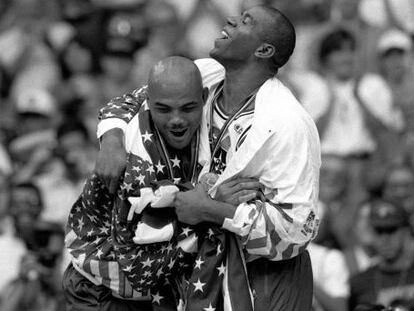 Charles Barkley y Magic Johnson, tras ganar el oro en Barcelona 1992.