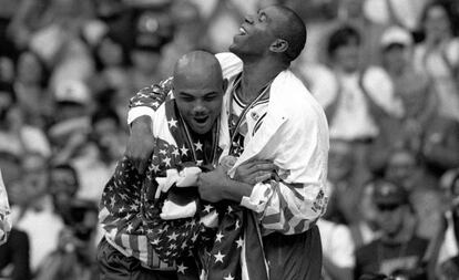 Charles Barkley y Magic Johnson, tras ganar el oro en Barcelona 1992.