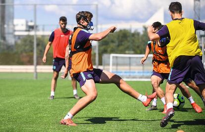 Los clubes tienen herramientas para medir con precisión el esfuerzo de los deportistas. En la imagen, jugadores de las categorías juveniles del Barça realizan pruebas físicas.