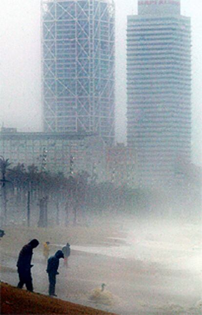 Temporal de Levante ayer en las playas de la Barceloneta.