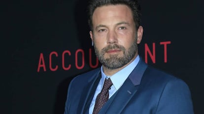 El actor estadounidense Ben Affleck posa a su llegada al estreno mundial de la película 'El Contable'