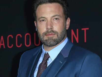 El actor estadounidense Ben Affleck posa a su llegada al estreno mundial de la película 'El Contable'