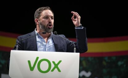 El presidente de Vox, Santiago Abascal, durante un mitin en el Teatro Quijano de Ciudad Real.