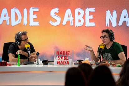 Con más de una década en emisión, 'Nadie sabe nada' se ha convertido en uno de los pódcast más seguidos. Gracias, en parte, a la gran química entre sus presentadores, los cómicos Andreu Buenafuente y Berto Romero.