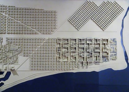 Maqueta del Plan Macià de Le Corbusier para Barcelona. A la derecha, el conjunto de edificios raciuonalistas que sustituirían a parte del actual barrio del Raval. Abajo, a la izquierda, algunas de las torres que formarían el área de negocios de la Nueva Barcelona.