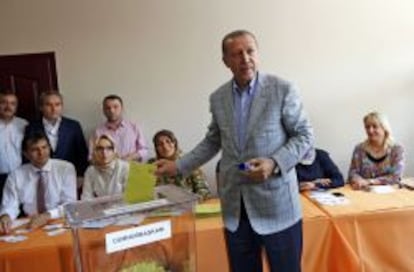 El primer ministro Erdogan deposita su voto en Estambul.