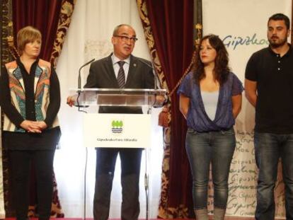 Los dos diputados que han suscitados las últimas polémicas políticas de Gipuzkoa, Jon Peli Uriguen (izquierda) y Ander Rodríguez (derecha), acompañan a Garitano durante su intervención.