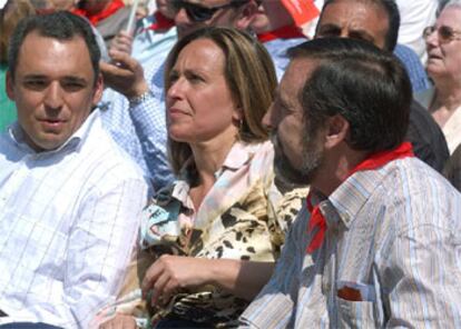 Los candidatos socialistas a la Presidencia de la Comunidad de Madrid, Rafael Simancas, y a la alcaldía de la ciudad, Trinidad Jiménez, junto al senador Juan Barranco durante el mitin que el PSOE celebró en Vallecas.