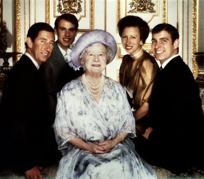 Foto de archivo de 1985, la Reina Madre de Inglaterra (c), posa rodeada de sus nietos, de izquierda a derecha, el príncipe Carlos, el príncipe eduardo, la princesa Ana y el príncipe Andrés, en el Castillo de Windsor (Reino Unido).
