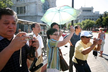 Turistas chinos hacen fotografías en la Plaza de la Cibeles de Madrid.