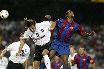 Kluivert y Szala pugnan por un balón.