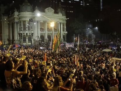 Manifestantes na Cinelândia, no Rio. 