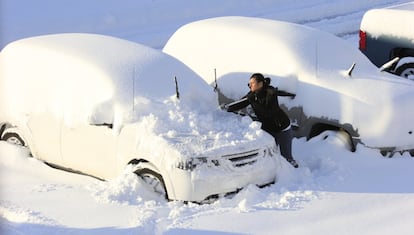 El gobernador de Nueva York, Andrew Cuomo, ha declarado el estado de emergencia en diez condados y muchas carreteras se encuentran cerradas como medida de precaución. En la imagen, una mujer empieza a quitar la nieve acumulada en un vehículo en Hamburg, en el Estado de Nueva York, el 19 de noviembre de 2014.