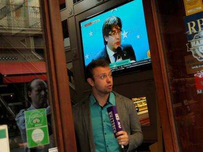 La rueda de prensa de Puigdemont vista desde un bar en Barcelona.