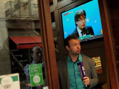 La rueda de prensa de Puigdemont vista desde un bar en Barcelona.