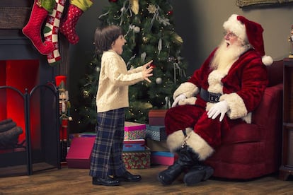 Un ni&ntilde;o se sorprende al ver a Pap&aacute; Noel. 