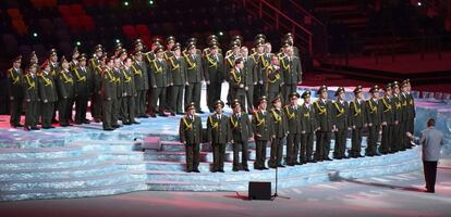 Um coro militar durante a cerimônia inaugural dos Jogos Olímpicos de Sochi 2014.