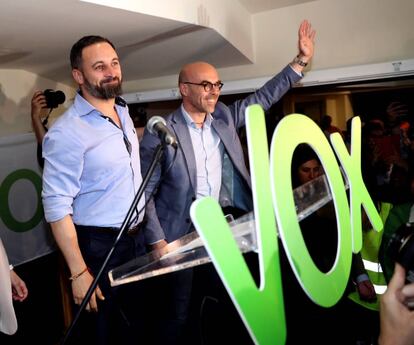 El eurodiputado de Vox, Jorge Buxadé, a la derecha del líder de la formación, Santiago Abascal.